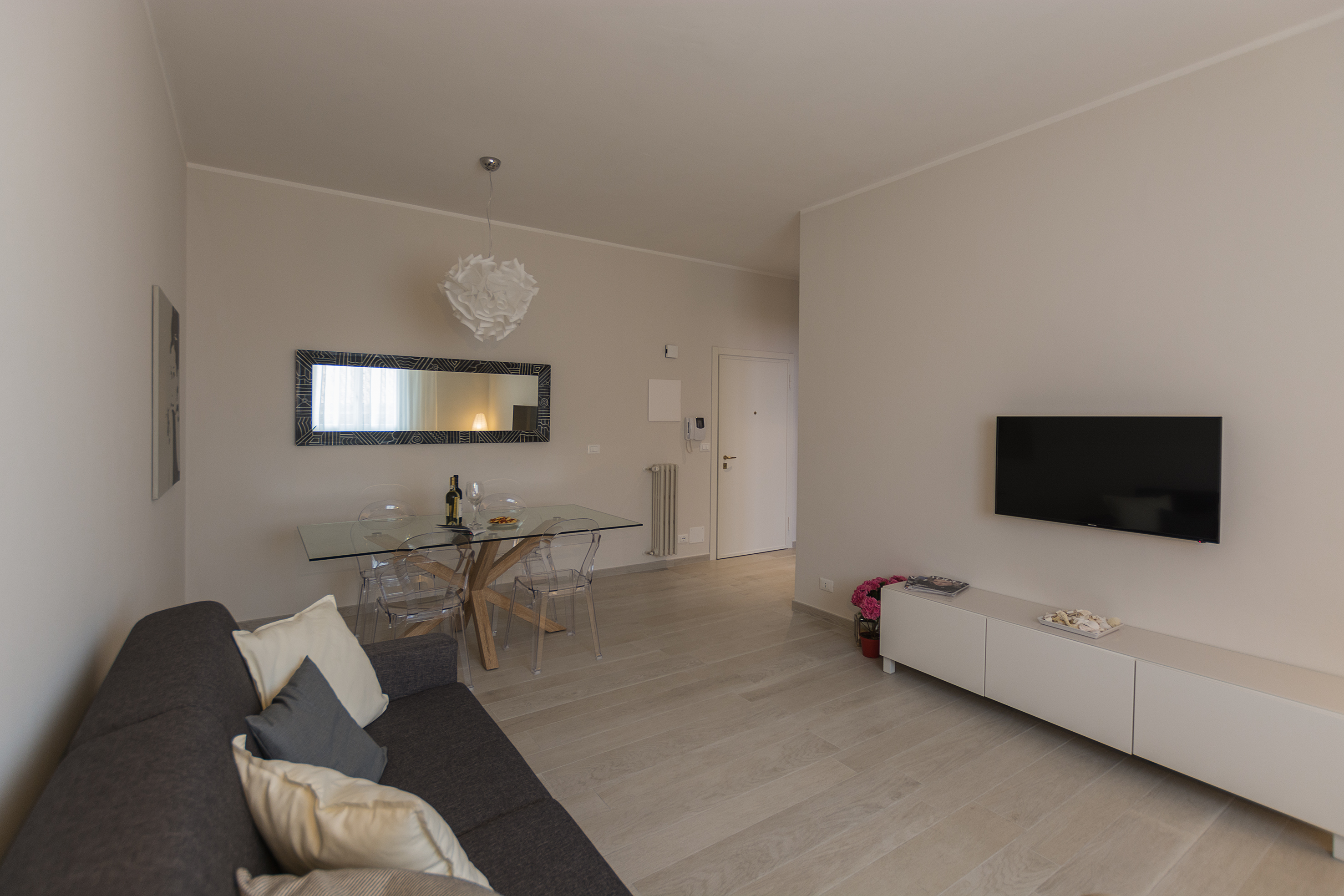 The sunny living room, overview 09- The living room