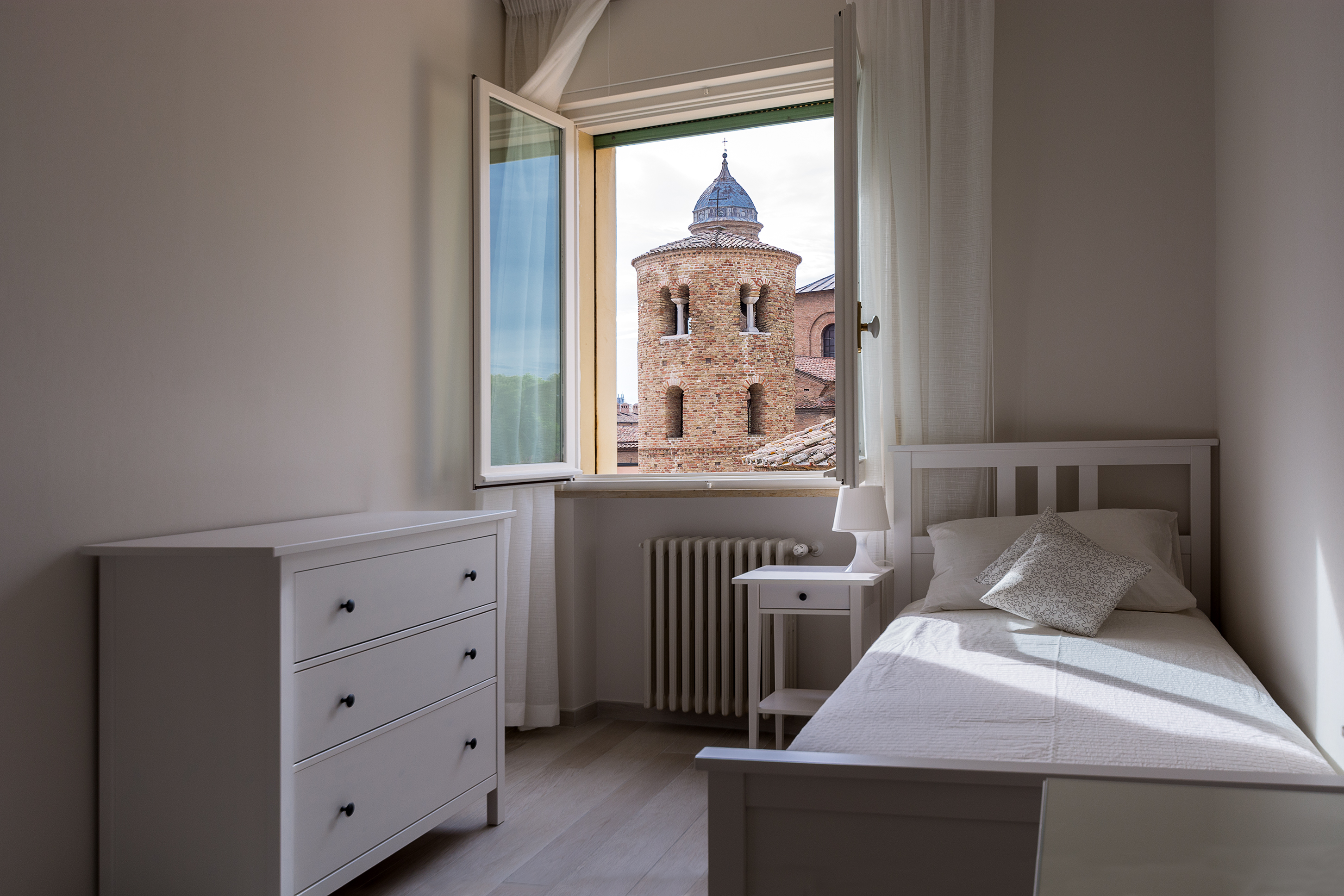 The double bedroom with breathtaking views of the Basilic of San Vitale, overview 28- The double bedroom