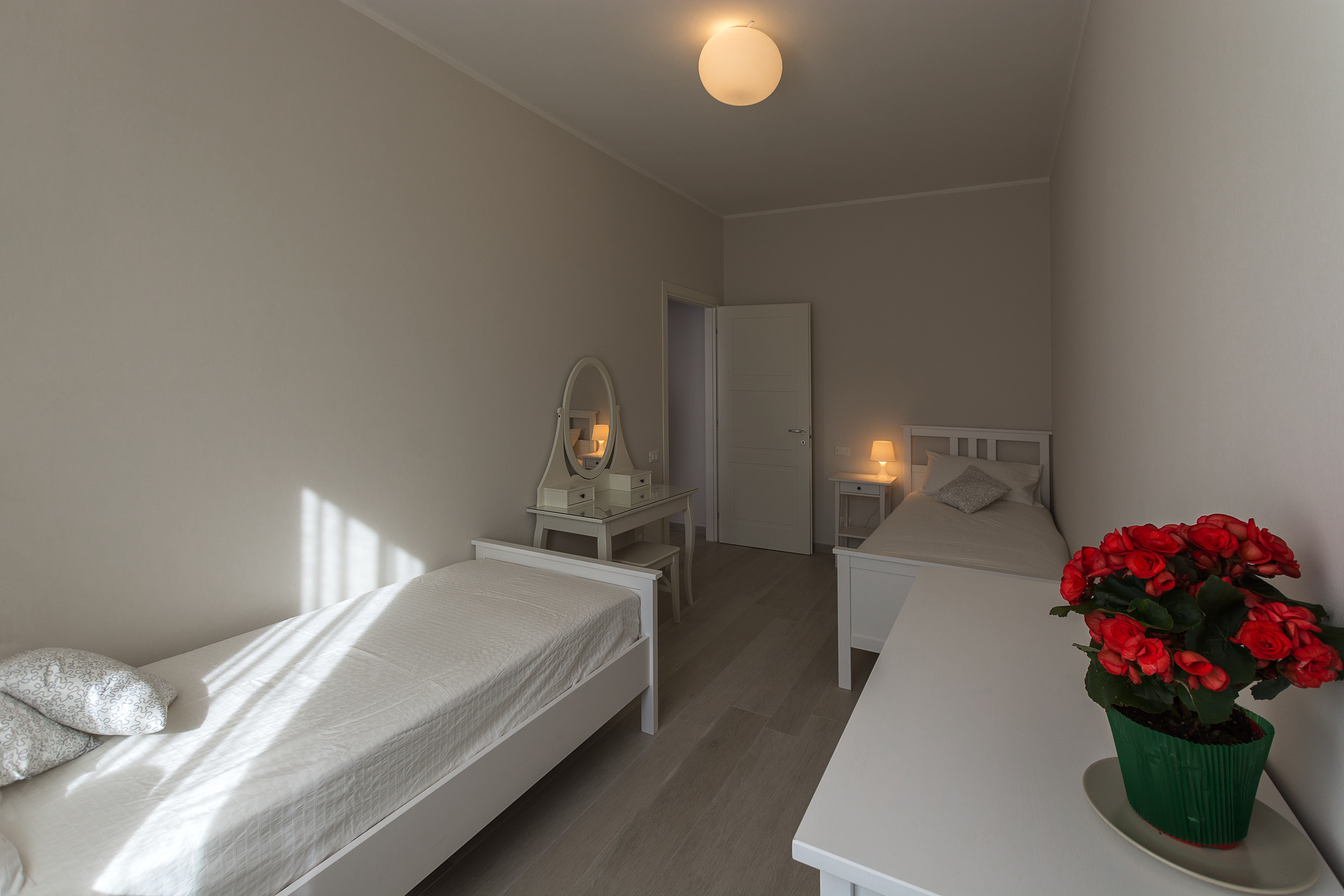 The double bedroom with breathtaking views of the Basilic of San Vitale, overview 30- The double bedroom