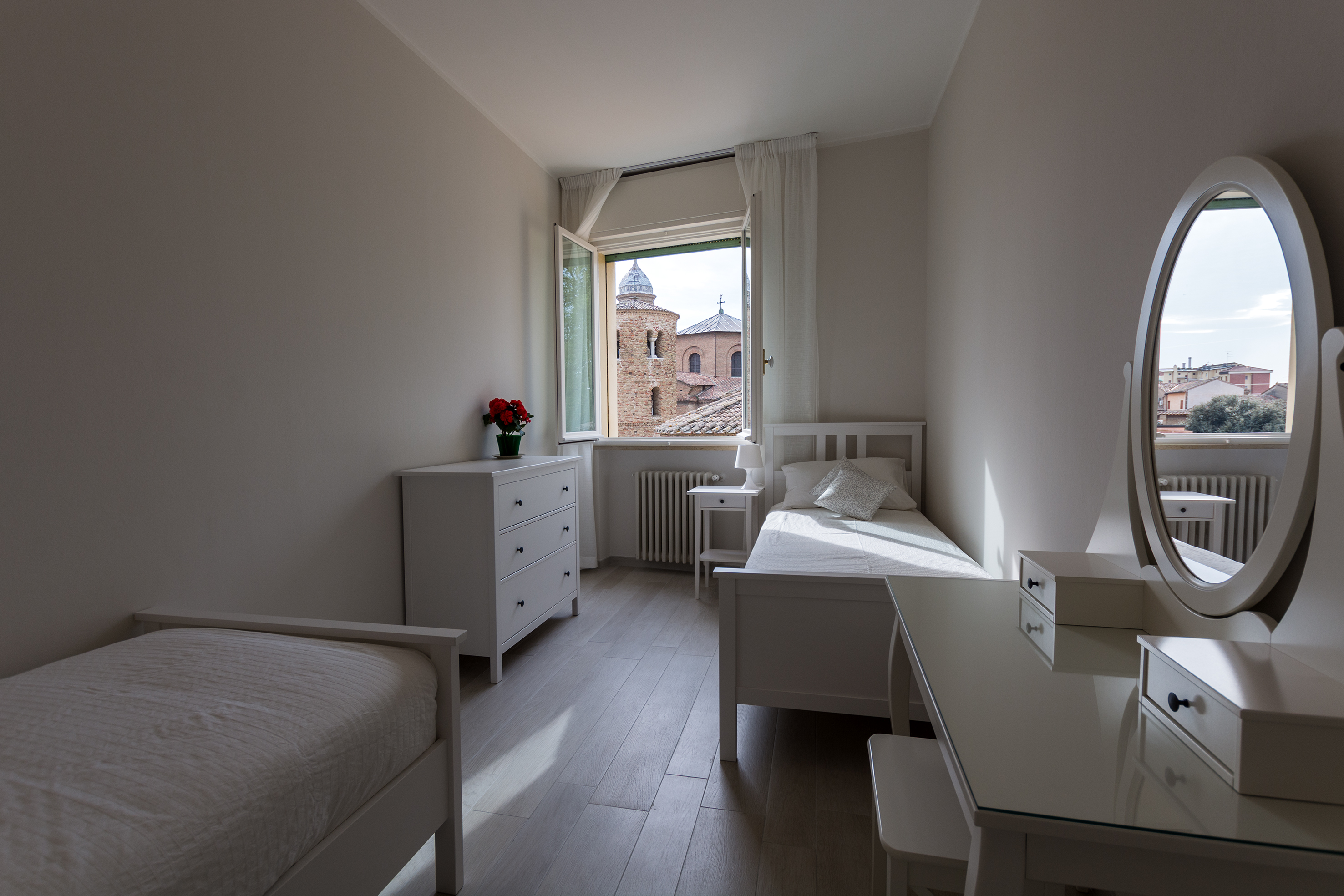 The double bedroom with breathtaking views of the Basilic of San Vitale, overview 31- The double bedroom