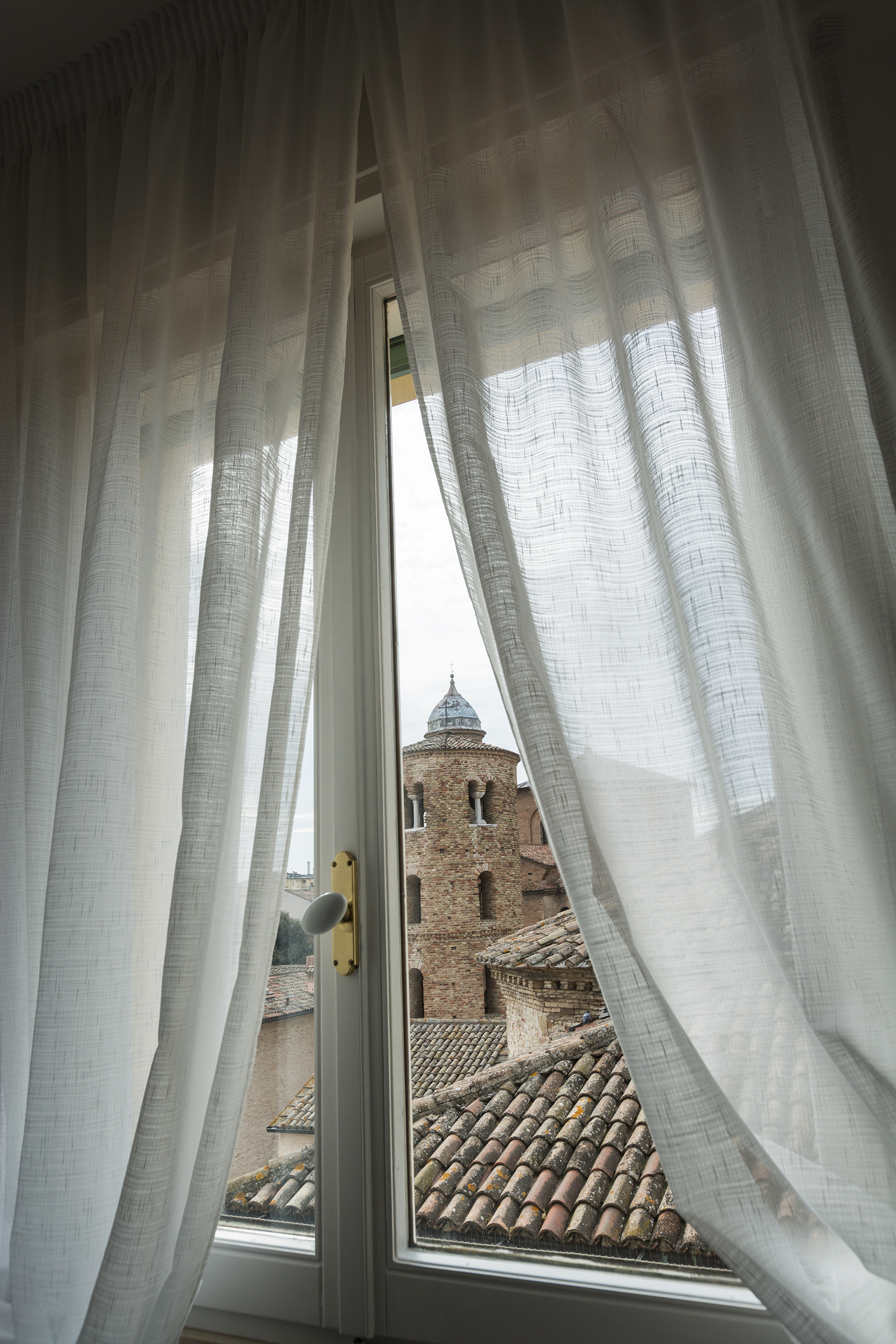 The double bedroom with breathtaking views of the Basilic of San Vitale, overview 34- The double bedroom