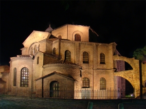 Ravenna Home Holidays - Basilica of San Vitale by night