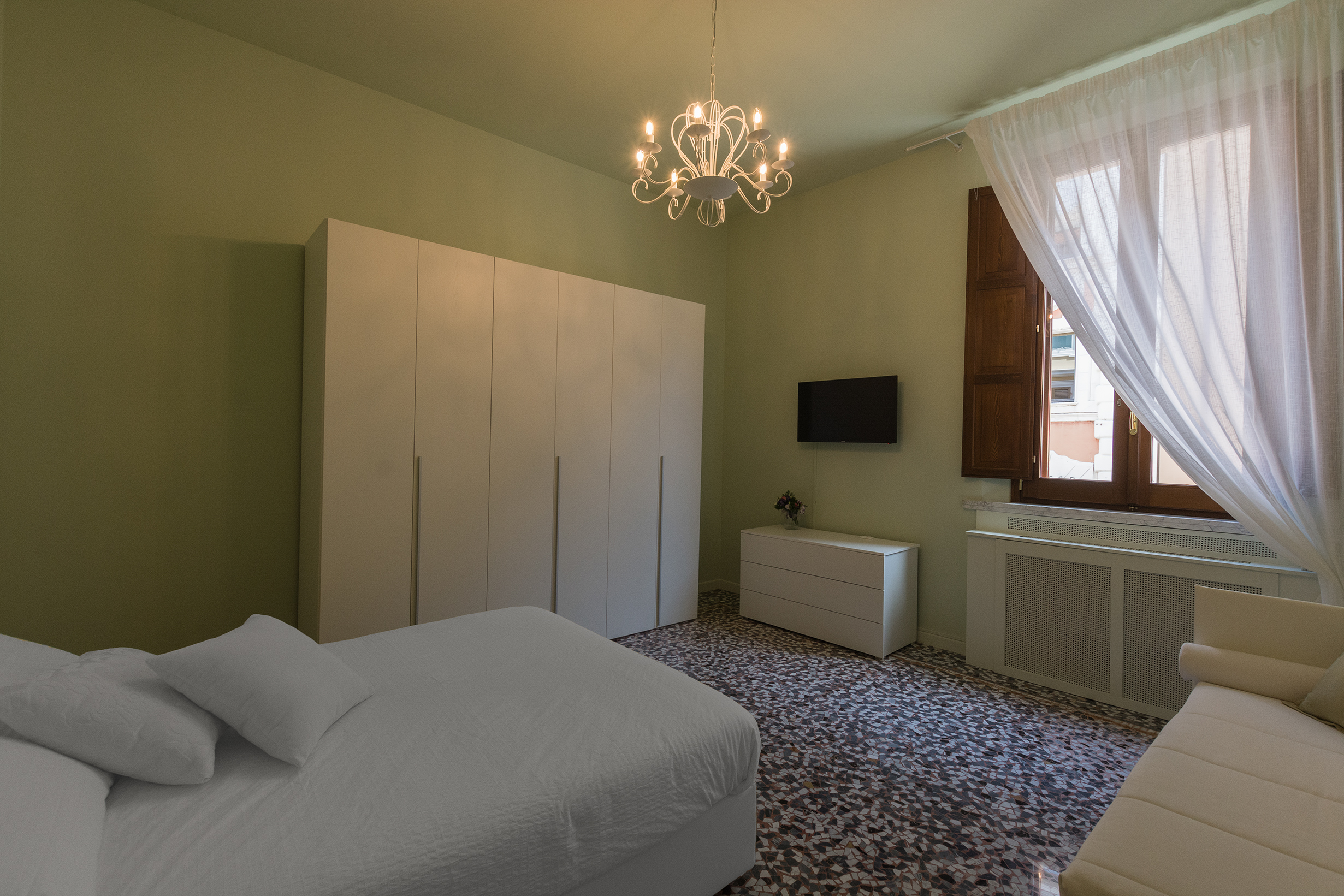 The large bedroom with king size bed & “dormeuse” single bed