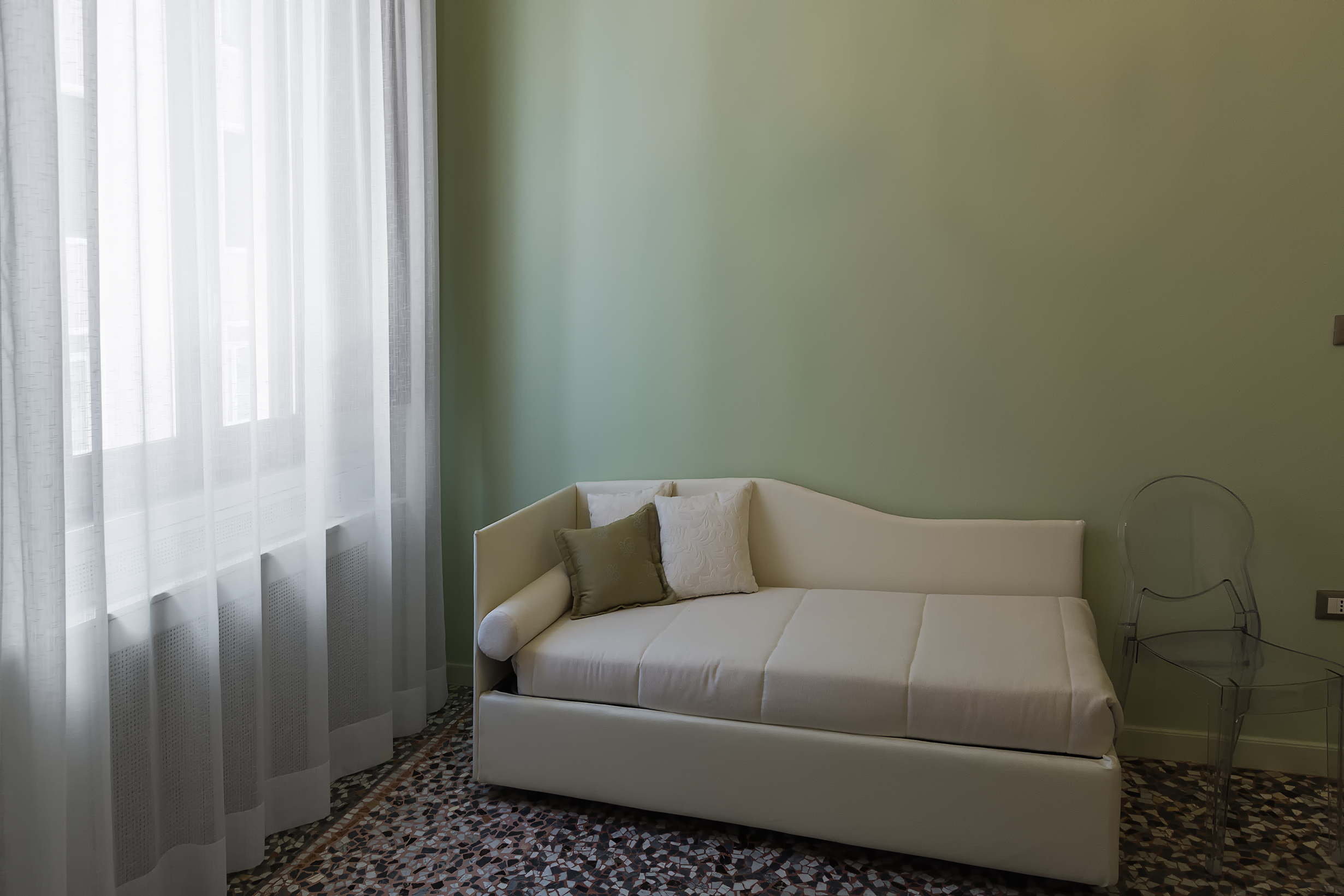 The large bedroom with king size bed & “dormeuse” single bed