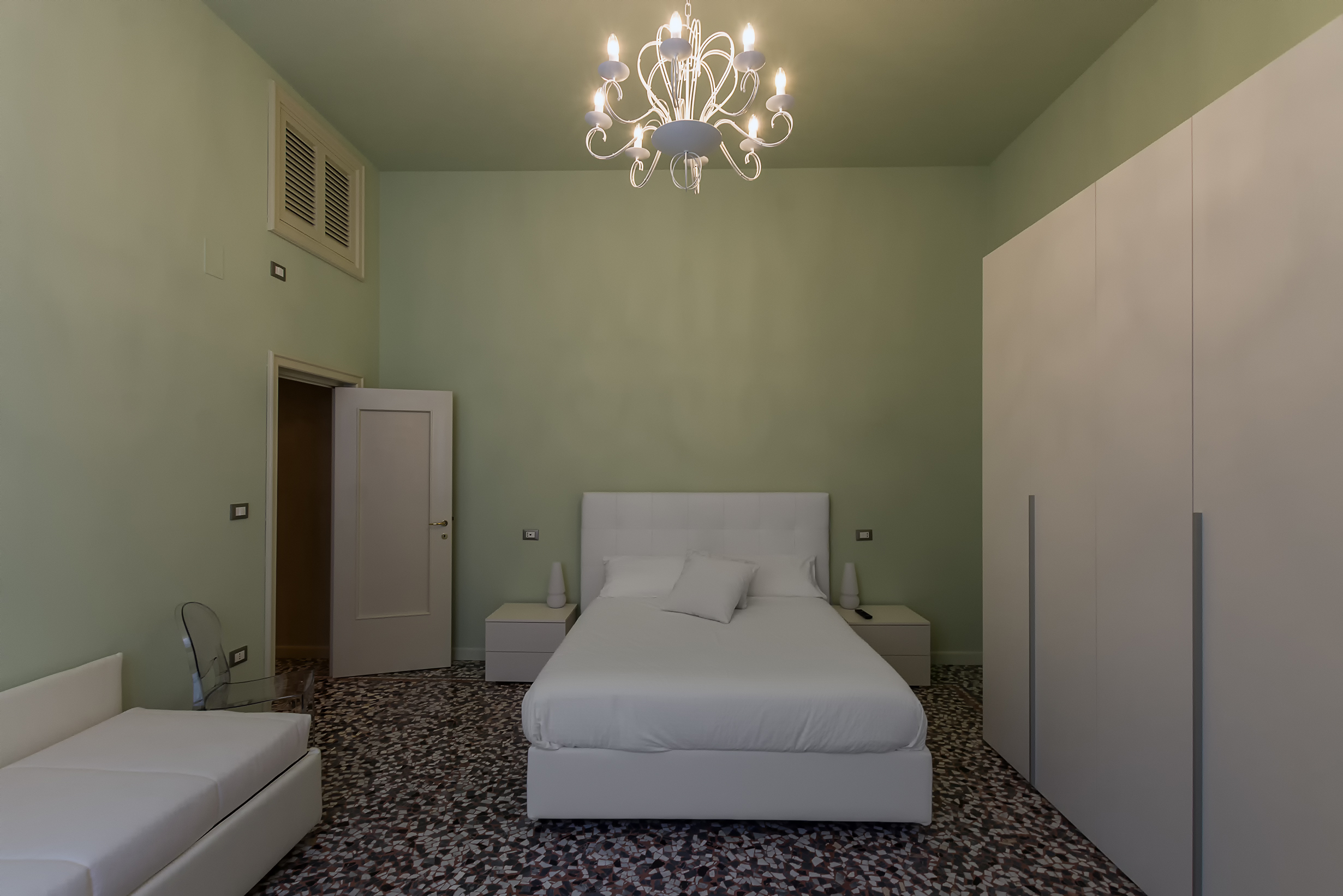 The large bedroom with king size bed & “dormeuse” single bed
