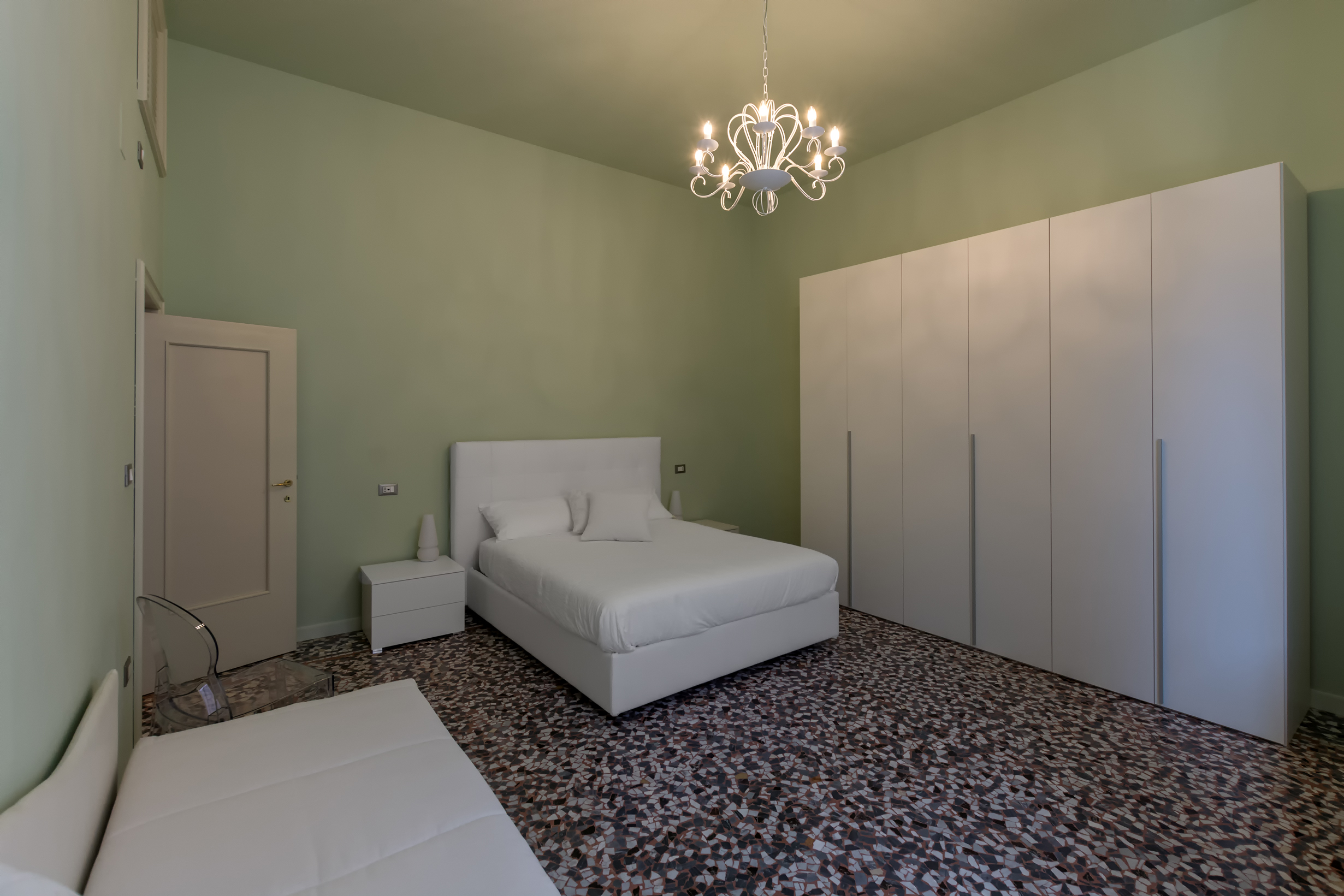 The large bedroom with king size bed & “dormeuse” single bed