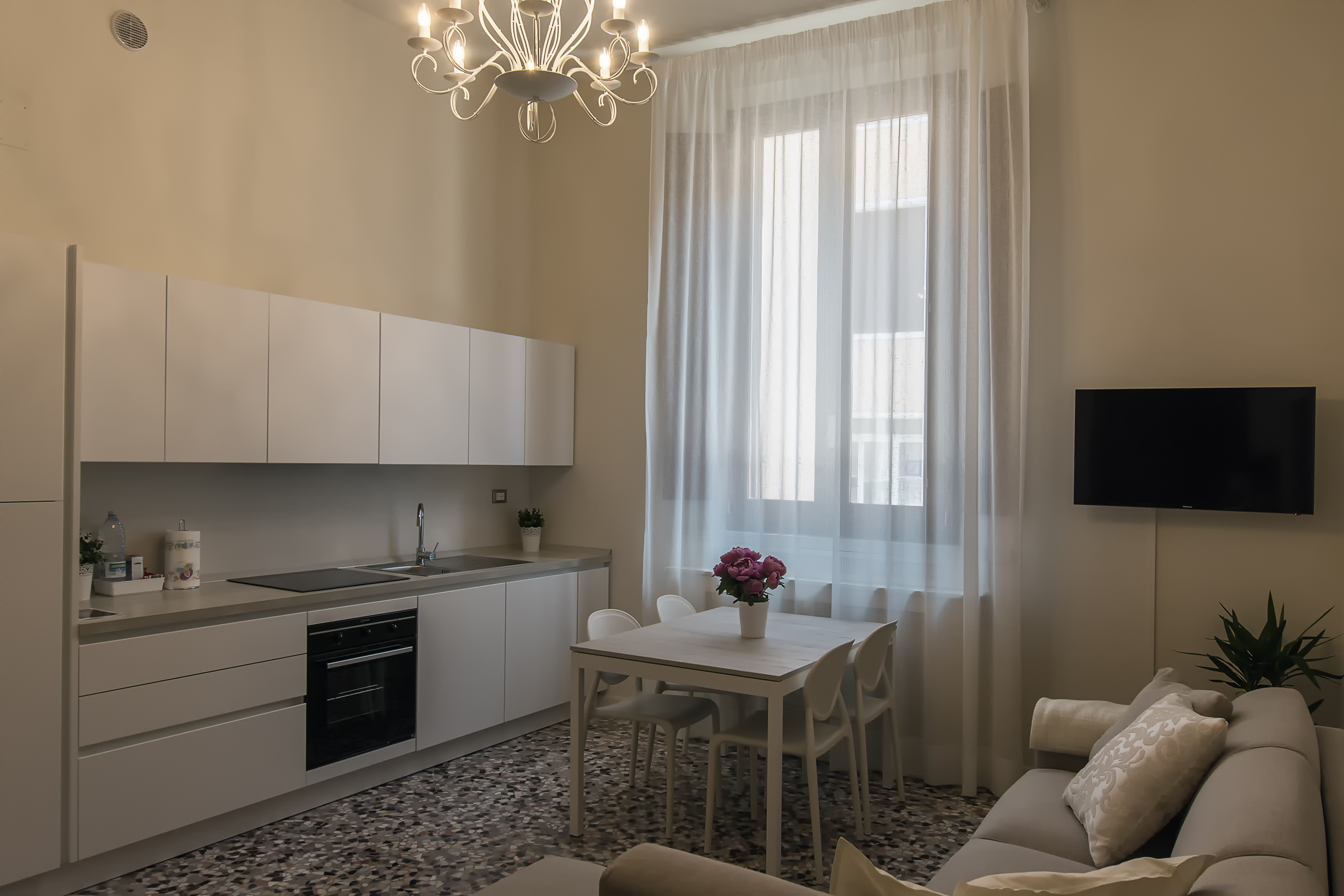 The sunny living room, overview