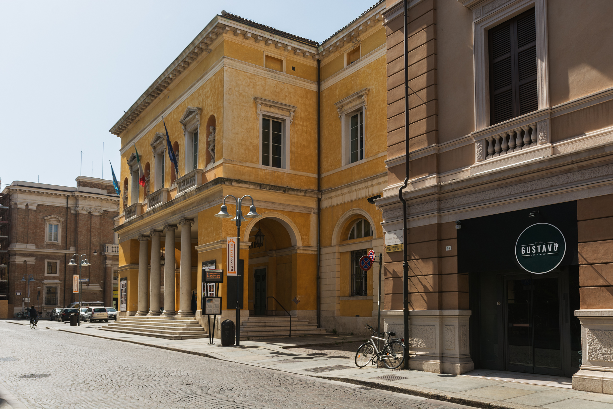 External view of the building and of Alighieri Theatre