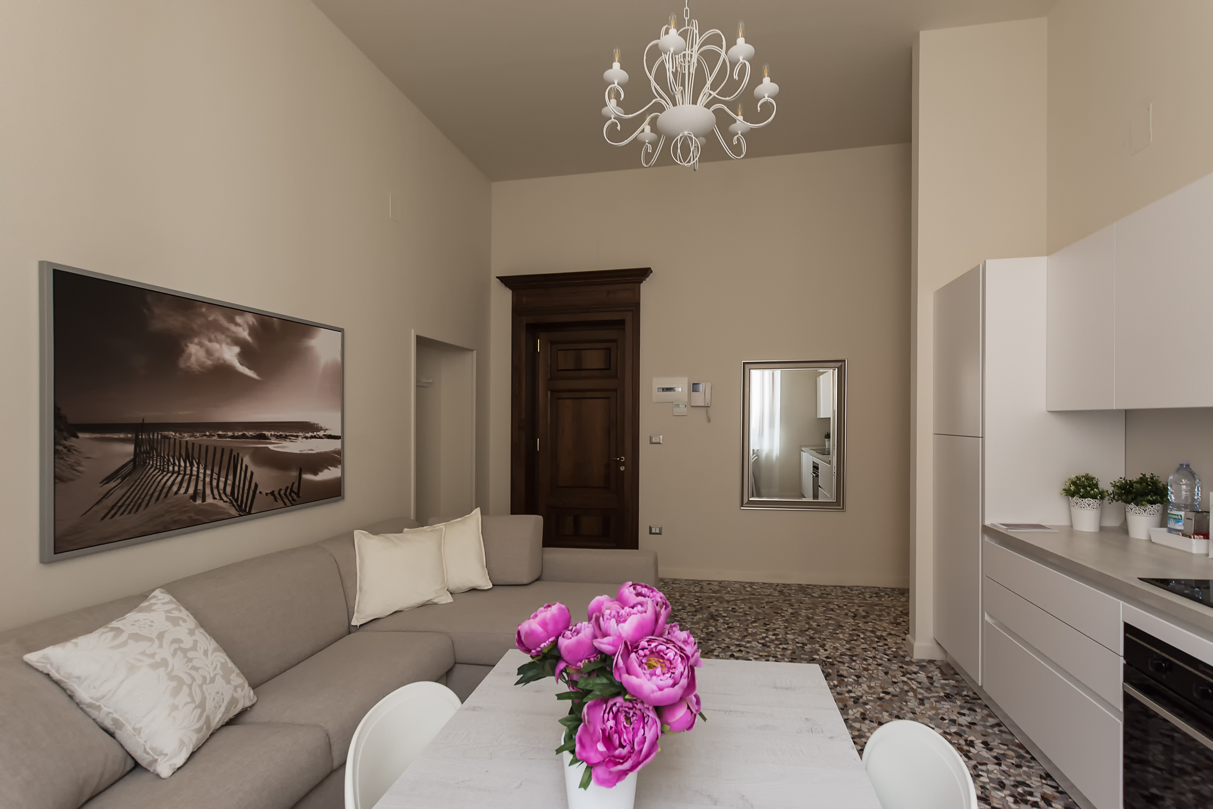 The sunny living room, overview