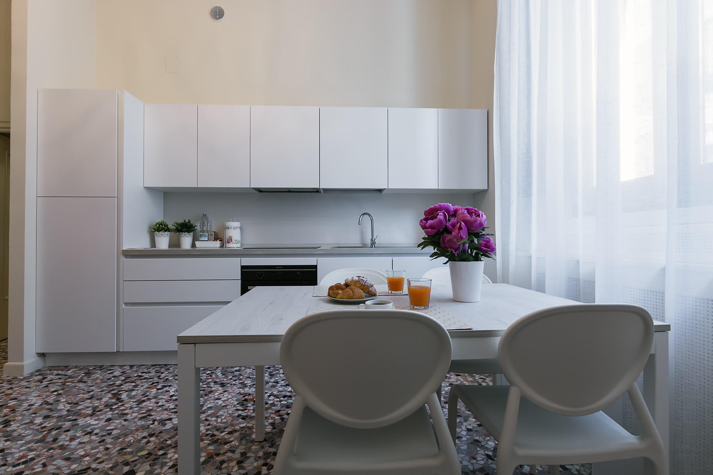 The fully equipped kitchen